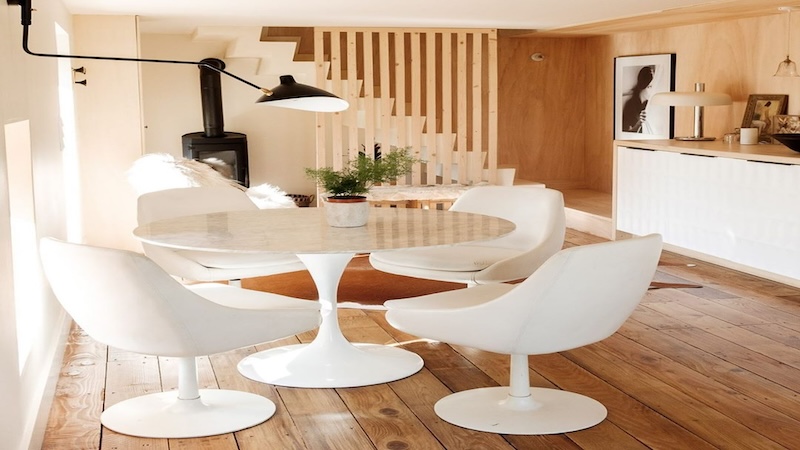 White dining table with 4 white chairs